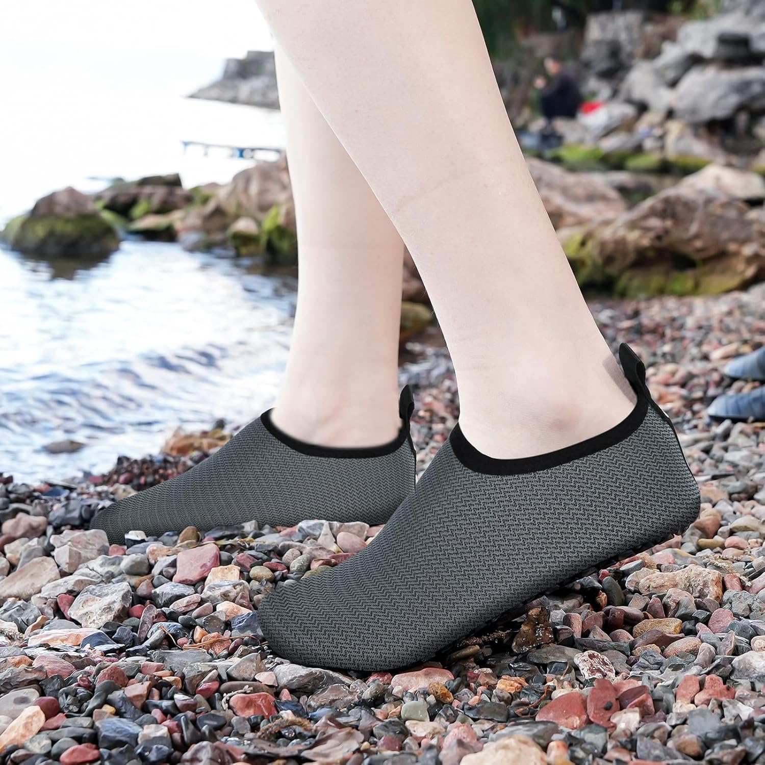 Chaussure d'eau Water Shoes Chaussure Aquatiques Homme Femme, Chaussures de Plage de Mer de Piscine Sandales Plastiques, Anti Sable Antidérapant Sèche Vite, sur la Plage ou Yoga 39/40 EU Gris