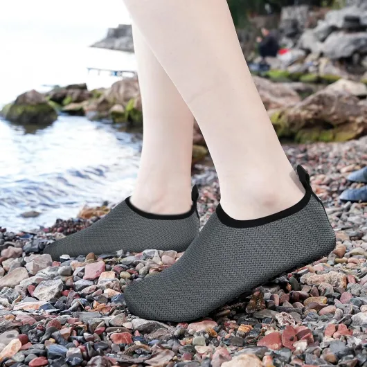 Chaussure d'eau Water Shoes Chaussure Aquatiques Homme Femme, Chaussures de Plage de Mer de Piscine Sandales Plastiques, Anti Sable Antidérapant Sèche Vite, sur la Plage ou Yoga 39/40 EU Gris