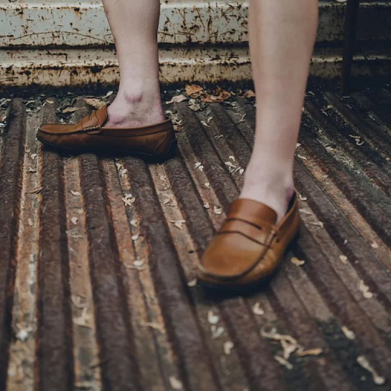 Lasure ou vernis : comment choisir la meilleure protection pour le bois lié à vos chaussures bateau et mocassins